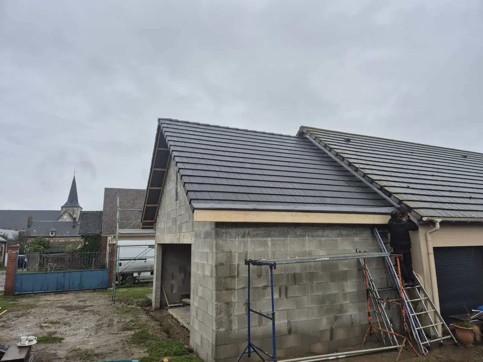 Toiture en tuiles neuve posée sur l'extension après travaux dans l'Oise