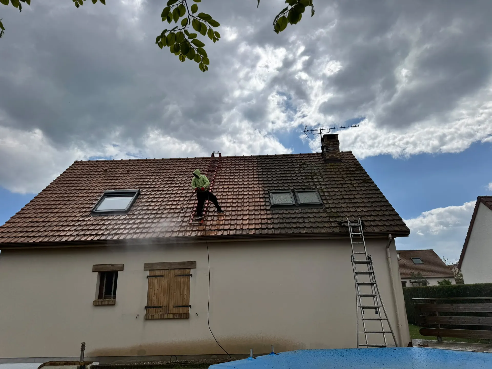 Démoussage haute pression de la toiture en tuiles en cours dans l'Oise