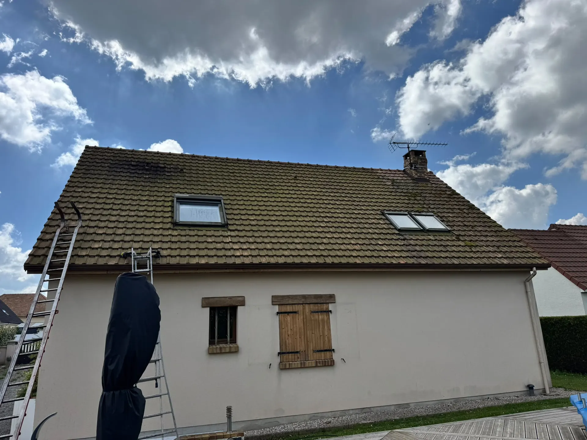 Toiture en tuiles envahie de mousse avant démoussage dans l'Oise