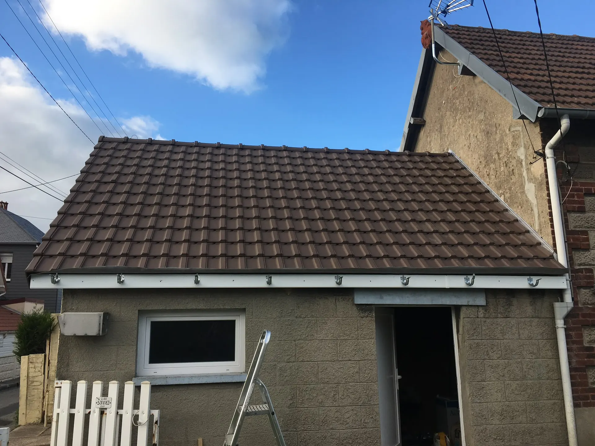 Toiture en tuiles neuve posée sur l'extension après travaux dans l'Oise