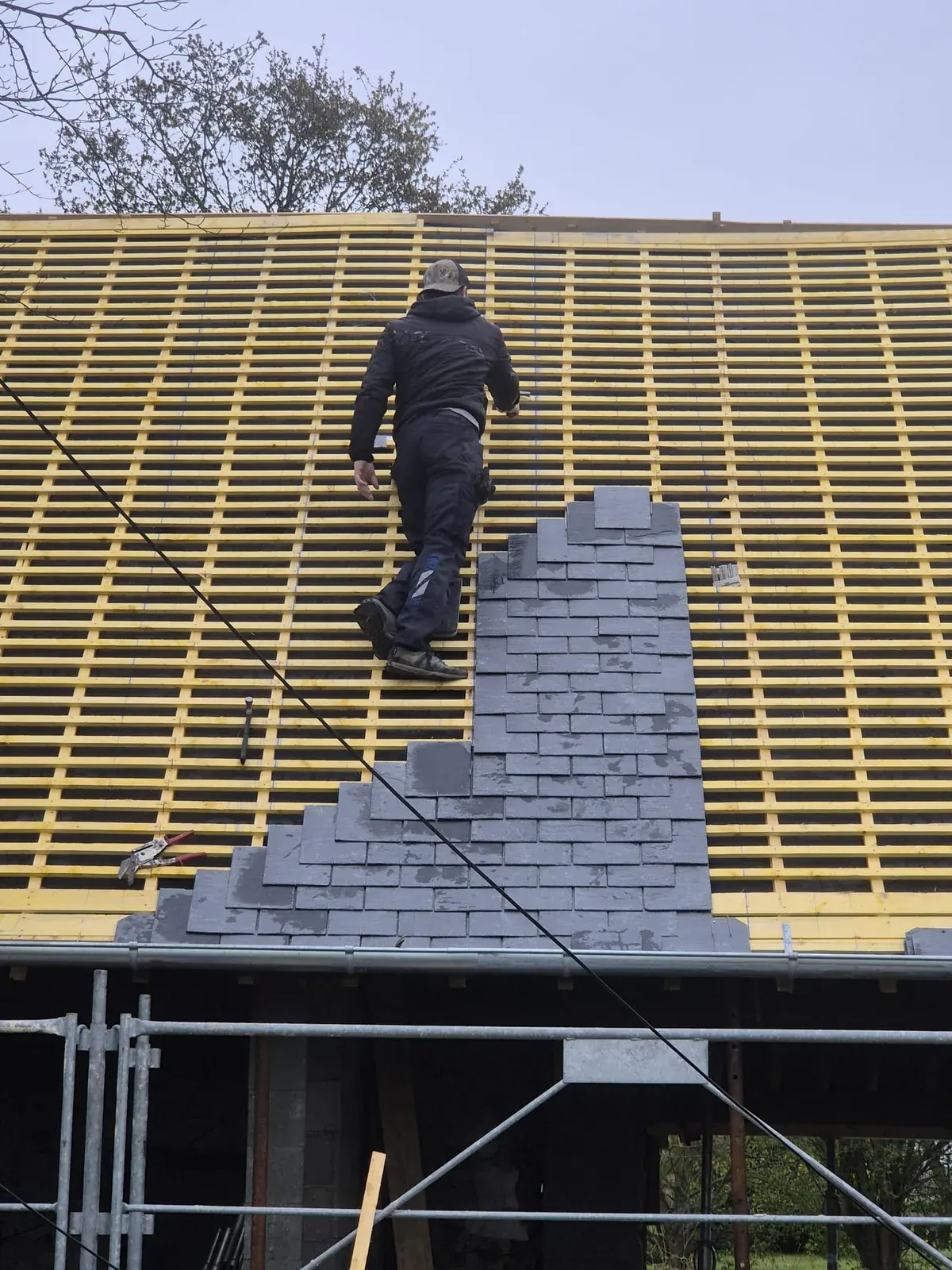Pose d'ardoise sur liteaunage neuf vue depuis le sol, échafaudage en place — Duclos Couverture, couvreur à Belle-Église (60)