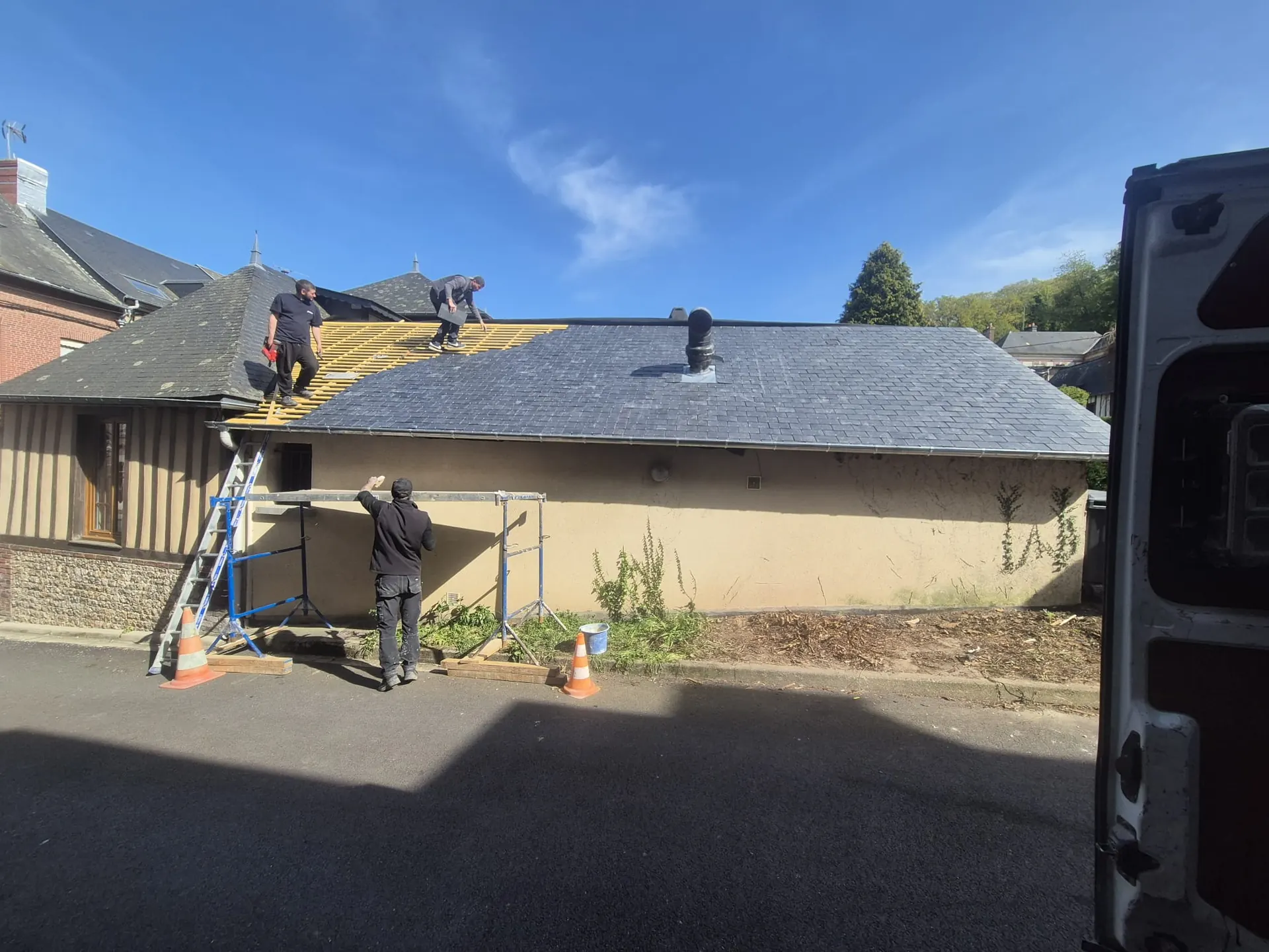 Équipe de couvreurs sur une toiture en ardoise, ancien versant déposé et liteaunage neuf posé — Duclos Couverture, couvreur à Belle-Église (60)