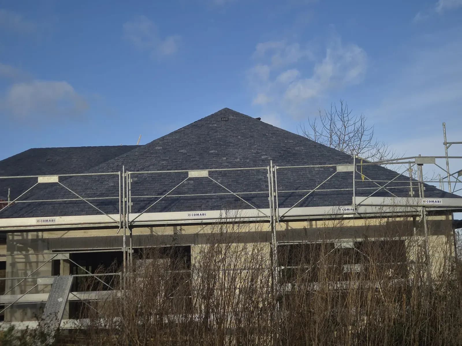 Toiture en ardoise naturelle réalisée par Duclos Couverture dans l'Oise