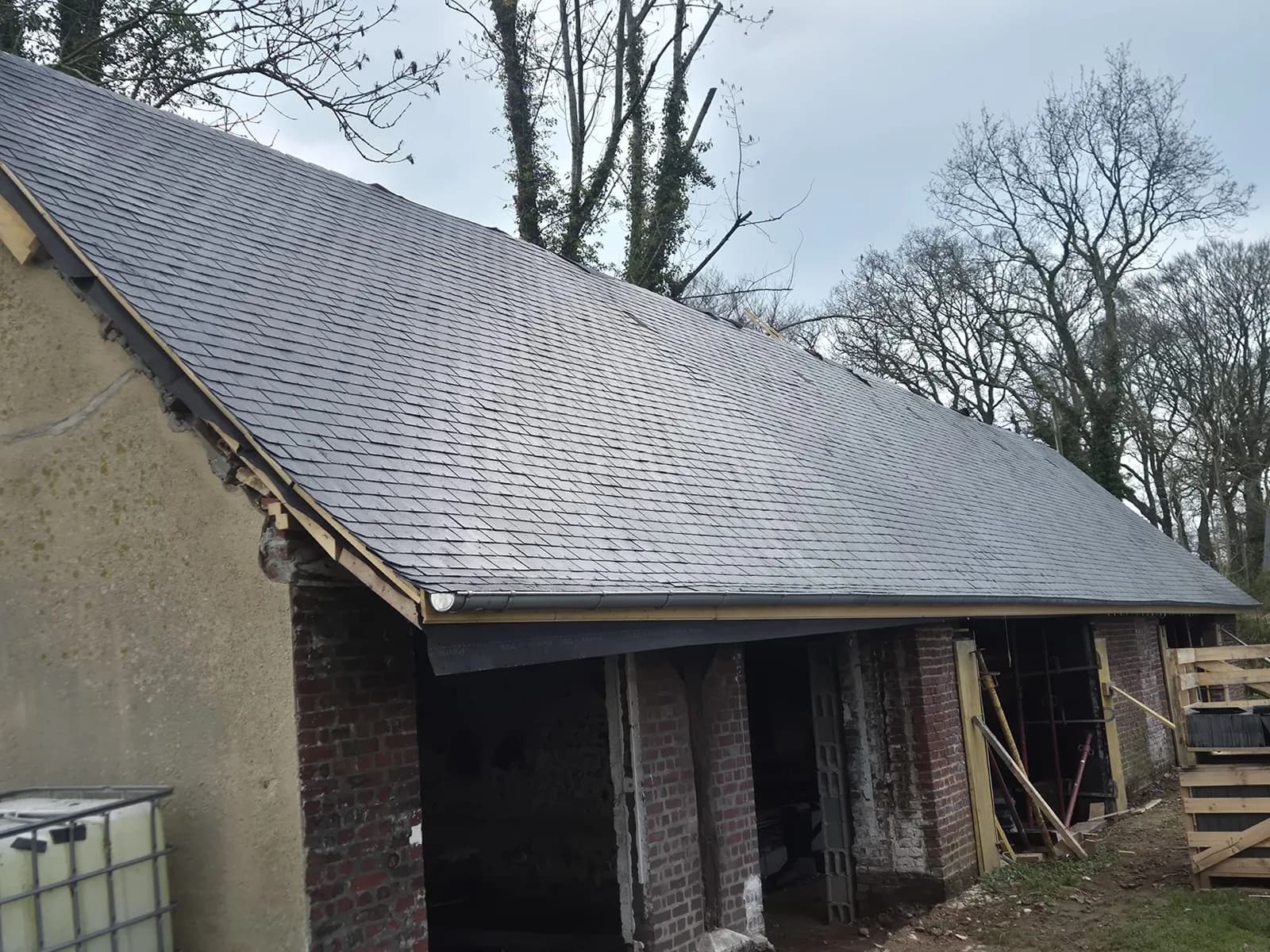 Toiture en ardoise neuve après rénovation complète dans l'Oise